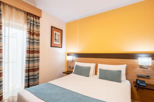 Double or Twin Room image 6