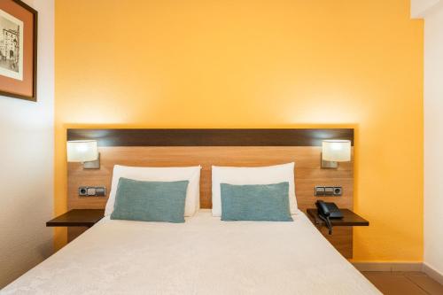 Double or Twin Room image 4