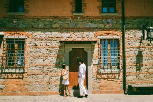  Farmhouse with swimming pool surrounded by greenery in San Donato Fronzano, apartments with air conditioning and private outdoor area in San Donato in Fronzano