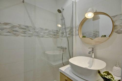One-Bedroom Apartment image 8