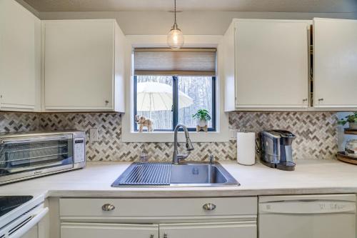 Half-Mi to Lake Pocono Pines Home with Hot Tub