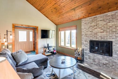 Cozy Illinois Abode with Deck and Grill, Near Golfing! in Galena, USA