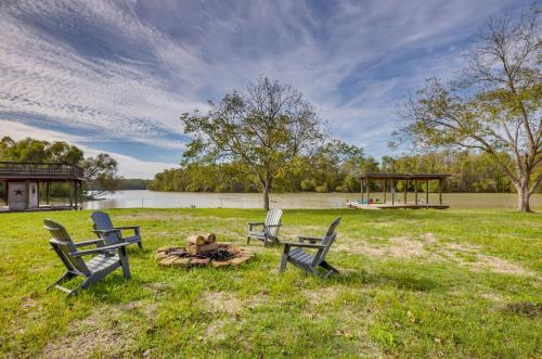 Huntsville Home with Boat Dock on Trinity River! in Riverside, USA