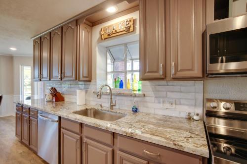 Huntsville Home with Boat Dock on Trinity River! in Riverside, USA