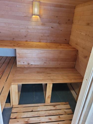 ซาวน่า, Srub na svahu sjezdovky v Radvanicích (Srub na svahu sjezdovky v Radvanicich) in ชวาเลซ