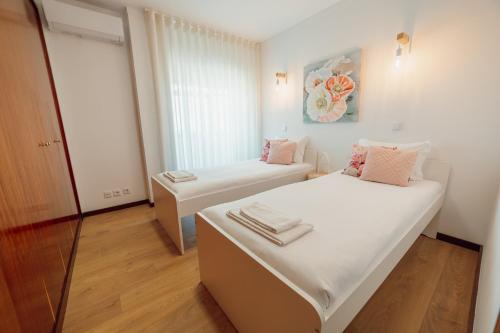 City Center Grand Apartment With Seaview Terrace by Vacationy - image 4