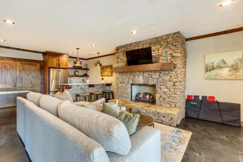 Spacious Blue Ridge Cabin with Hot Tub and Fire Pit! in Blue Ridge, USA