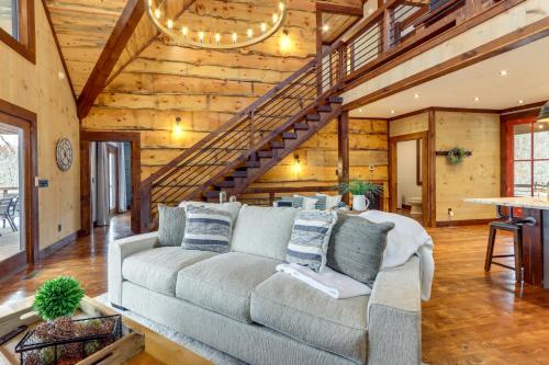 Spacious Blue Ridge Cabin with Hot Tub and Fire Pit! in Blue Ridge, USA