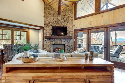 Spacious Blue Ridge Cabin with Hot Tub and Fire Pit! in Blue Ridge, USA