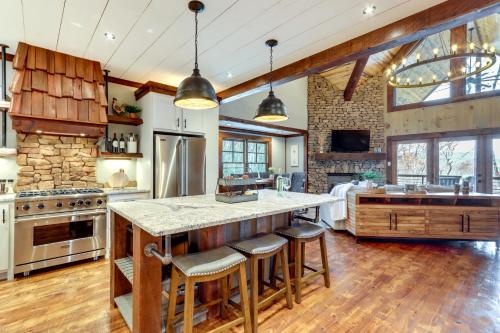 Spacious Blue Ridge Cabin with Hot Tub and Fire Pit! in Blue Ridge, USA