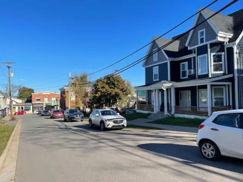 Hotelli välisilme, Centre of Wolfville 3rd Floor View 2BR & 3 Queen Beds in Wolfville (NS)