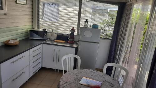 ห้องครัว, Bungalow tout confort avec accès direct à la plage (Bungalow tout confort avec acces direct a la plage) in กรุยส์สัน