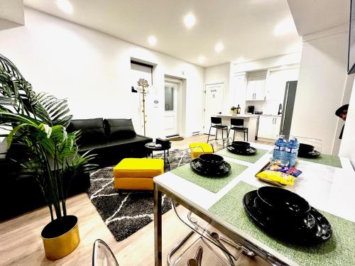 Luxurious & Stylish 2BR P/Suite, Near Vancouver in Langley, Canada