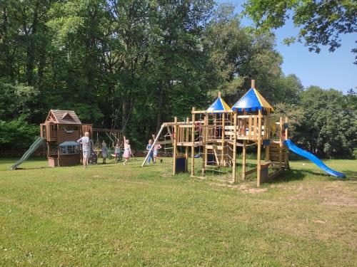 Dārzs, Domaine Pagel Gîte nature piscine chauffée vaste jardin avec activités enfants (Domaine Pagel Gite nature piscine chauffee vaste jardin avec activites enfants) in Catus