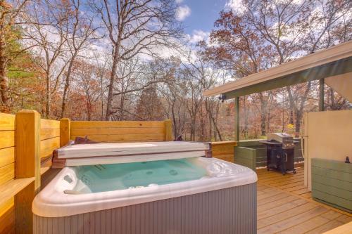 Pet-Friendly Chattanooga Cabin with Hot Tub and Kayaks