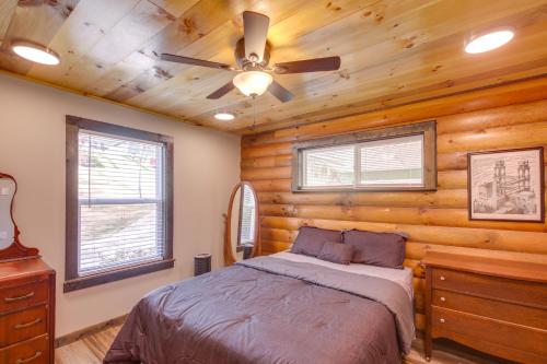 Pet-Friendly Chattanooga Cabin with Hot Tub and Kayaks in Chattanooga, USA