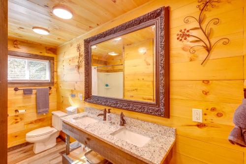 Pet-Friendly Chattanooga Cabin with Hot Tub and Kayaks