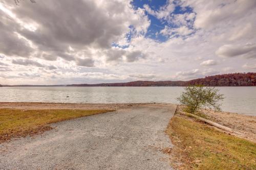 Pet-Friendly Chattanooga Cabin with Hot Tub and Kayaks