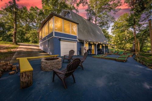 Emerald Cove Chalet on Douglas Lake with Hot Tub! in Dandridge, Vereinigte Staaten von Amerika