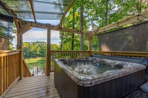 Emerald Cove Chalet on Douglas Lake with Hot Tub! in Dandridge, USA