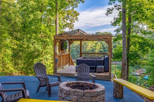 Emerald Cove Chalet on Douglas Lake with Hot Tub!