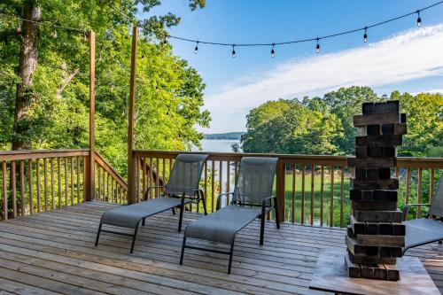 Emerald Cove Chalet on Douglas Lake with Hot Tub!