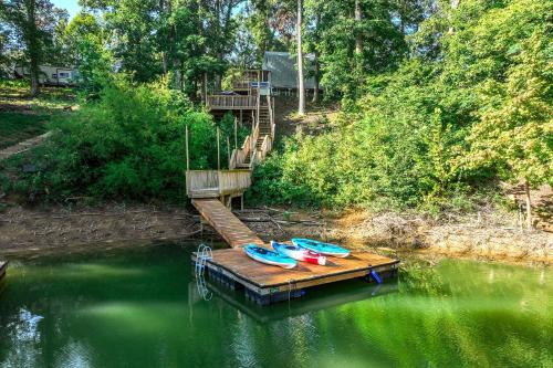 Emerald Cove Chalet on Douglas Lake with Hot Tub!