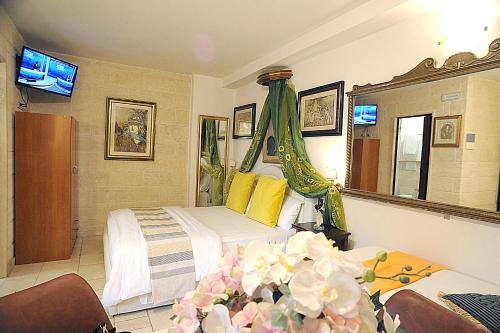 1 queen bed, 1 twin bed