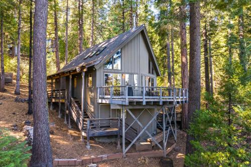 3 Mi to Big Trees State Park: Cabin w/ Deck in Arnold (CA)