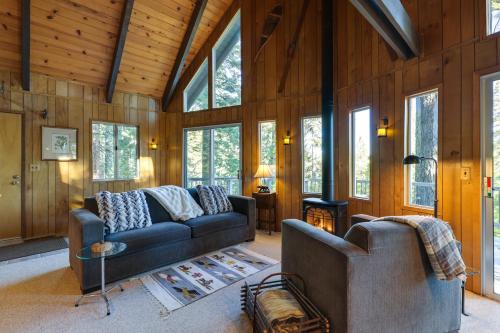 3 Mi to Big Trees State Park: Cabin w/ Deck in Arnold (CA)