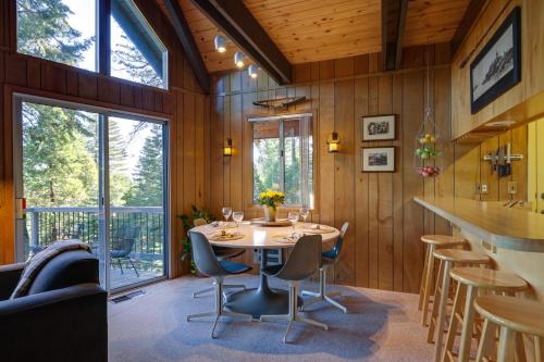 3 Mi to Big Trees State Park: Cabin w/ Deck in Arnold (CA)