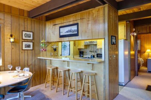 3 Mi to Big Trees State Park: Cabin w/ Deck in Arnold (CA)