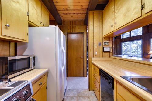 3 Mi to Big Trees State Park: Cabin w/ Deck in Arnold (CA)