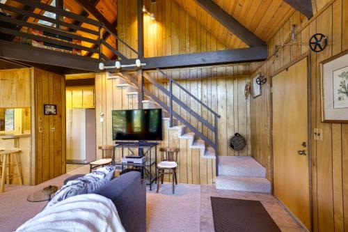 3 Mi to Big Trees State Park: Cabin w/ Deck in Arnold (CA)