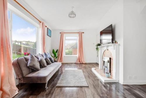 Sunny 3 Bedroom House in Vibrant Brighton with PARKING & FAST INTERNET