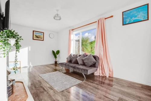 Sunny 3 Bedroom House in Vibrant Brighton with PARKING & FAST INTERNET