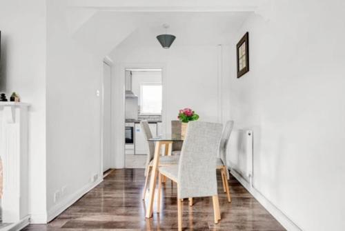 Sunny 3 Bedroom House in Vibrant Brighton with PARKING & FAST INTERNET