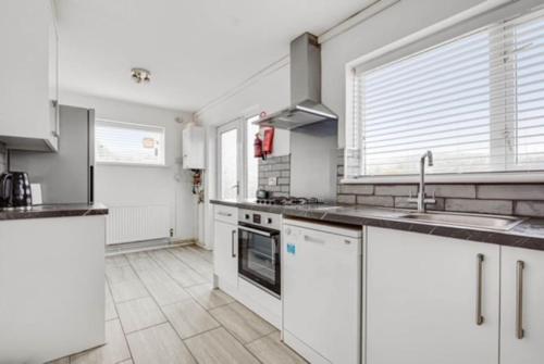 Sunny 3 Bedroom House in Vibrant Brighton with PARKING & FAST INTERNET