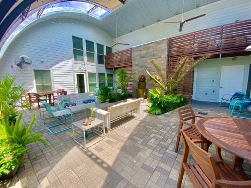 The Moon Quonset Hut Vacation Rental Heated & Chilled Pool