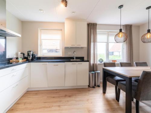 ห้องครัว, Cozy Retreat with parking in โทเลน