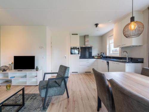 ห้องครัว, Cozy Retreat with parking in โทเลน