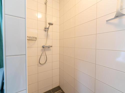 ห้องน้ำ, Cozy Retreat with parking in โทเลน