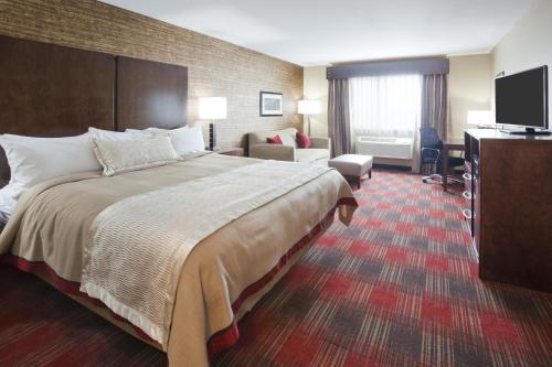 1 queen bed, 1 sofa bed