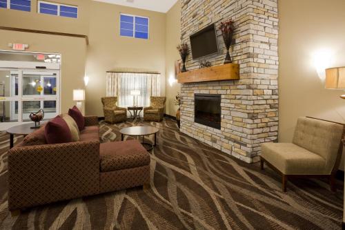 Shared lounge/TV area, Gateway Park Hotel and Suites - Sioux Falls -Tea in Tea