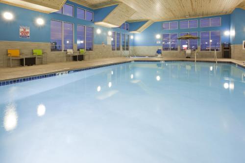 Swimming pool, Gateway Park Hotel and Suites - Sioux Falls -Tea in Tea