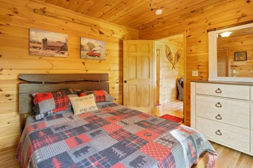 Dream Weaver Cabin in Candler, USA