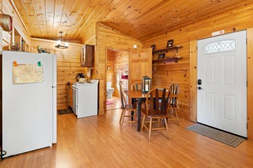 Dream Weaver Cabin in Candler, USA