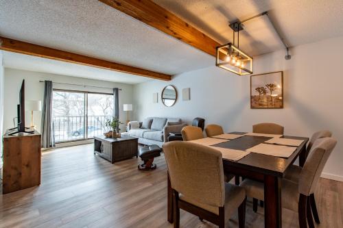 Modern 2 Bed/1 Bath, In-Unit Laundry, Parking + 6 Blocks from Mayo in Rochester, USA