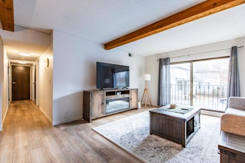 Modern 2 Bed/1 Bath, In-Unit Laundry, Parking + 6 Blocks from Mayo in Rochester, USA