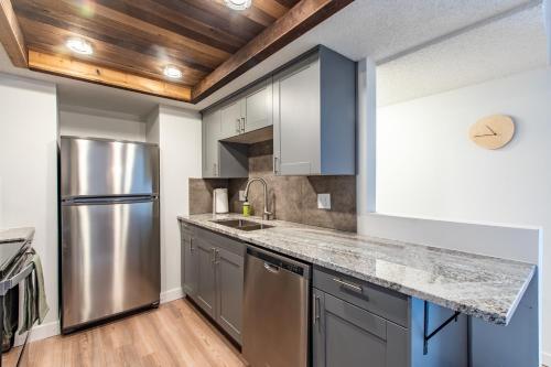 Modern 2 Bed/1 Bath, In-Unit Laundry, Parking + 6 Blocks from Mayo in Rochester, USA